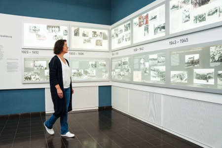 Die Brücke mit dem "Neidkopf" aus dem Jahr 1934. Eine Gestaltung der SS aus der Frühphase des Umbaus der Wewelsburg. (Foto: Lina Loos ©Kreismuseum Wewelsburg, André Heinermann)
